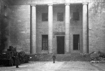 Neue Reichskanzlei, Ehrenhof, 1945 © Stadtmuseum Berlin | Foto: Cecil F.S. Newman