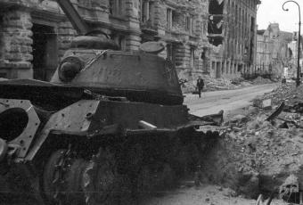 Zerstörter Panzer IS-2 in der Beuthstraße, Berlin © Stadtmuseum Berlin | Foto: Cecil F.S. Newman