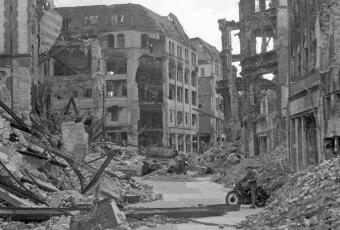 T-34 Kurstraße, Ecke Spittelmarkt, 1945 © Stadtmuseum Berlin | Foto: Cecil F.S. Newman