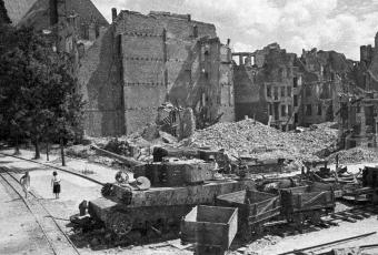 Panzer VI „Tiger“ im Hansaviertel, Bezirk Tiergarten © Stadtmuseum Berlin | Foto: Cecil F.S. Newman