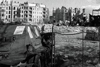 Wrack eines SU-85 mit KPD-Plakaten Wrack eines SU-85 mit KPD-Plakaten © Stadtmuseum Berlin | Foto: Cecil F.S. Newman