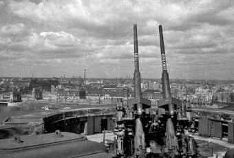 12,8 cm Zwillingsflak auf dem Berliner Zoo-Bunker © Stadtmuseum Berlin | Foto: Cecil F.S. Newman