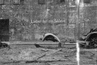 Durchhalteparole am Zoobunker: „Lieber tot als Sklave“ © Stadtmuseum Berlin | Foto: Cecil F.S. Newman