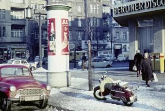 Foto einer Litfaßsäule mit Sektwerbung am verschneiten Sophie-Charlotte-Platz 1963