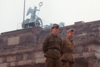 DDR-Grenzer auf der Mauer vor dem Brandenburger Tor © Stadtmuseum Berlin | Foto: Raimund Franke