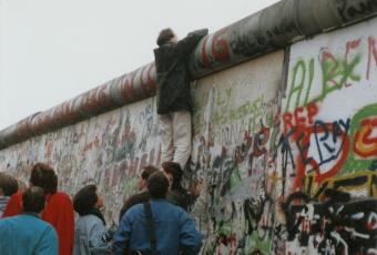 Menschen klettern auf die Mauer © Stadtmuseum Berlin | Foto: Raimund Franke
