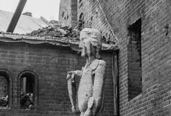 Kriegsbeschädigter Roland vor den Ruinen des Märkischen Museums © Stadtmuseum Berlin | Foto: Harry Croner