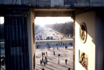 Blick durchs Brandenburger auf die Berliner Mauer