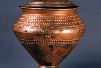 Eine als Urne verwendete verzierte Amphore aus Bronze © Stadtmuseum Berlin