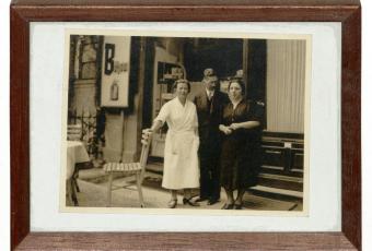 Foto der Großeltern und der Mutter von Frau Fielitz vor dem Eingang des Cafés