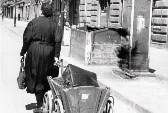 Frau mit Handwagen in der Urbanstraße