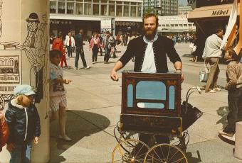 Drehorgelspieler auf dem Berliner Alexanderplatz, um 1985