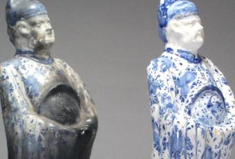 Fayence-Figuren, links kriegsbeschädigt, rechts original © Stadtmuseum Berlin | Foto: Irina Tlusteck
