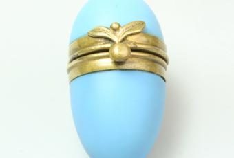 Kleiner Flakon in Eierform, blaues Glas und Messing © Stadtmuseum Berlin