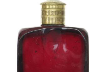 Flasche aus Goldrubinglas