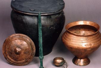 Die tönerne Urne und Bronzegegenstände aus dem Königsgrab von Seddin © Stadtmuseum Berlin