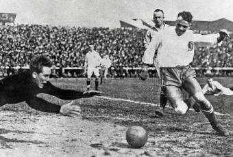 Hanne Sobek 1926 beim Achtelfinale um die Deutsche Meisterschaft gegen den VfB Königsberg