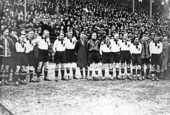Die Nationalmannschaft mit Hanne Sobek am 29. März 1925 in Amsterdam