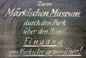 Sperrholz-Hinweisschild aus dem Köllnischen Park © Stadtmuseum Berlin | Foto: Cornelia Gentzen