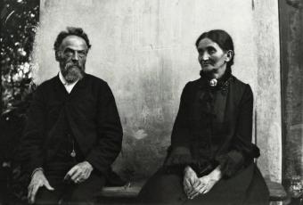 Zilles Eltern Johann Traugott und Ernestine Louise Zille vor ihrem Haus in Rummelsburg, 1887 © Stadtmuseum Berlin | Foto: Heinrich Zille
