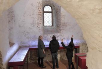 Jugendliche im Turm der Nikolaikirche, dem „ältesten" erhaltenen Berliner Zimmer aus dem 13. Jh. © Stadtmuseum Berlin | Foto: Mirjam Koring