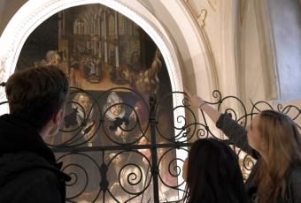Jugendliche in der Kötteritzsch-Kapelle vor einem Gemälde der Nikolaikirche von 1616 © Stadtmuseum Berlin | Foto: Mirjam Koring