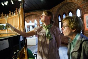 Am geöffneten Kaiserpanorama erklärt Ines Hahn (links), die Kuratorin der fotografischen Sammlung des Stadtmuseums Berlin, den historischen Apparat. © Stadtmuseum Berlin | Foto: Sandra Weller