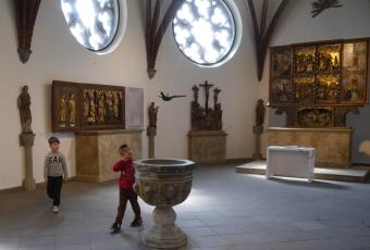 Kinder erkunden die Gotische Kapelle im Märkischen Museum