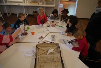 Im Aktionsraum arbeiten die Kinder praktisch mit alten Museumsstücken.
