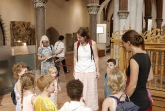 Die Kinder und ihre Betreuerin im Kirchenschiff. © Stadtmuseum Berlin