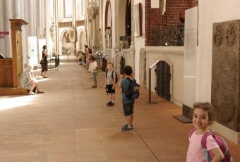 In der Kirche stehen die Kinder in einer Reihe und erleben so die Größe des Gebäudes. © Stadtmuseum Berlin