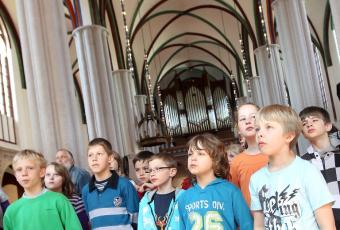 Kinder in der gotischen Halle der Nikolaikirche © Stadtmuseum Berlin | Foto: Michael Setzpfandt