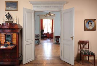 Foto eines Zimmerdurchgangs im Knoblauchhaus