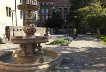 Skulpturenterrasse mit historischem Brunnen