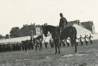 Königin-Elisabeth-Garde-Grenadier-Regiments Nr. 3 vor der Kaserne in der Soorstraße, Charlottenburg, 1898 © Stadtmuseum Berlin | Foto: Heinrich Zille