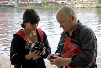 Junior-Kuratorin mit Fotograf Lorenz Kienzle