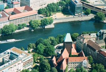 Das Märkische Museum und der ehemalige Standort der Waisenbrücke auf einer Luftaufnahme von 2008 © Stadtmuseum Berlin | Foto: Dirk Laubner