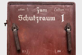 Luftschutztür mit Originalbeschriftung „Zum Luftschutzraum 1“ © Stadtmuseum Berlin | Foto: Oliver Ziebe