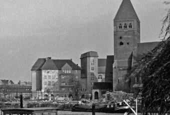 Das Märkische Museum mit dem äußerlich wiederhergestellten Turm, 1952 © Stadtmuseum Berlin | Foto: Lothar Eckert