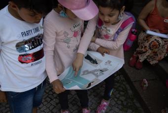 Die Gruppe geht rund um das Märkische Museum auf Spurensuche. 