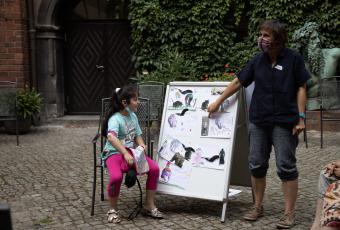 Im Hof des Märkischen Museums werden die Geschichten den anderen Kindern vorgestellt.