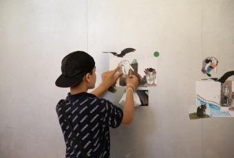Die Kinder entwickeln ihre eigene Geschichten mit den Museumsobjekten.