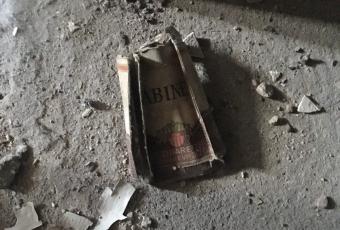 Foto einer leeren alten Zigarettenschachtel im Marinehaus