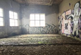 Foto von Graffiti in einem leerstehenden Raum