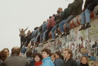 Die Mauer wird zum Schauplatz der Wiedervereinigung © Stadtmuseum Berlin | Foto: Raimund Franke