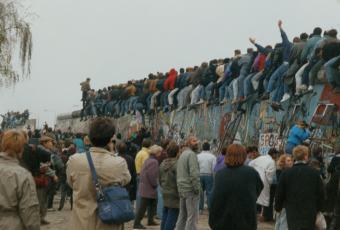 Jubelnde Menschen auf der Berliner Mauer © Stadtmuseum Berlin | Foto: Raimund Franke