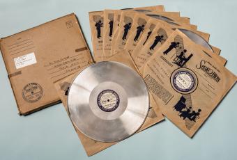 Fotos von Schallplatten, darauf die Aufnahme einer Radioübertragung eines Banketts in New York