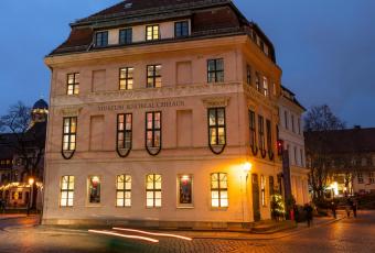 Foto des weihnachtlich beleuchteten Museums Knoblauchhaus bei Dunkelheit