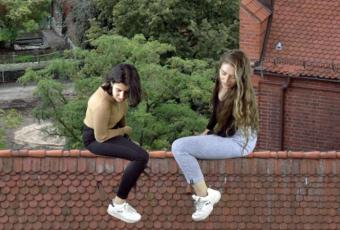 Kurzfilmszene zweier Junior-Kuratorinnen auf dem Dach des Märkischen Museums © & Foto: Yella Hoepfner