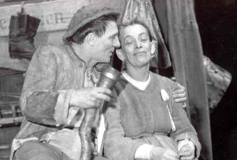 Ernst Busch als Feldkoch und Helene Weigel als Mutter Courage in „Mutter Courage und ihre Kinder“, Berliner Ensemble, Neuinszenierung 1951 nach der Premiere am 11.1.1949